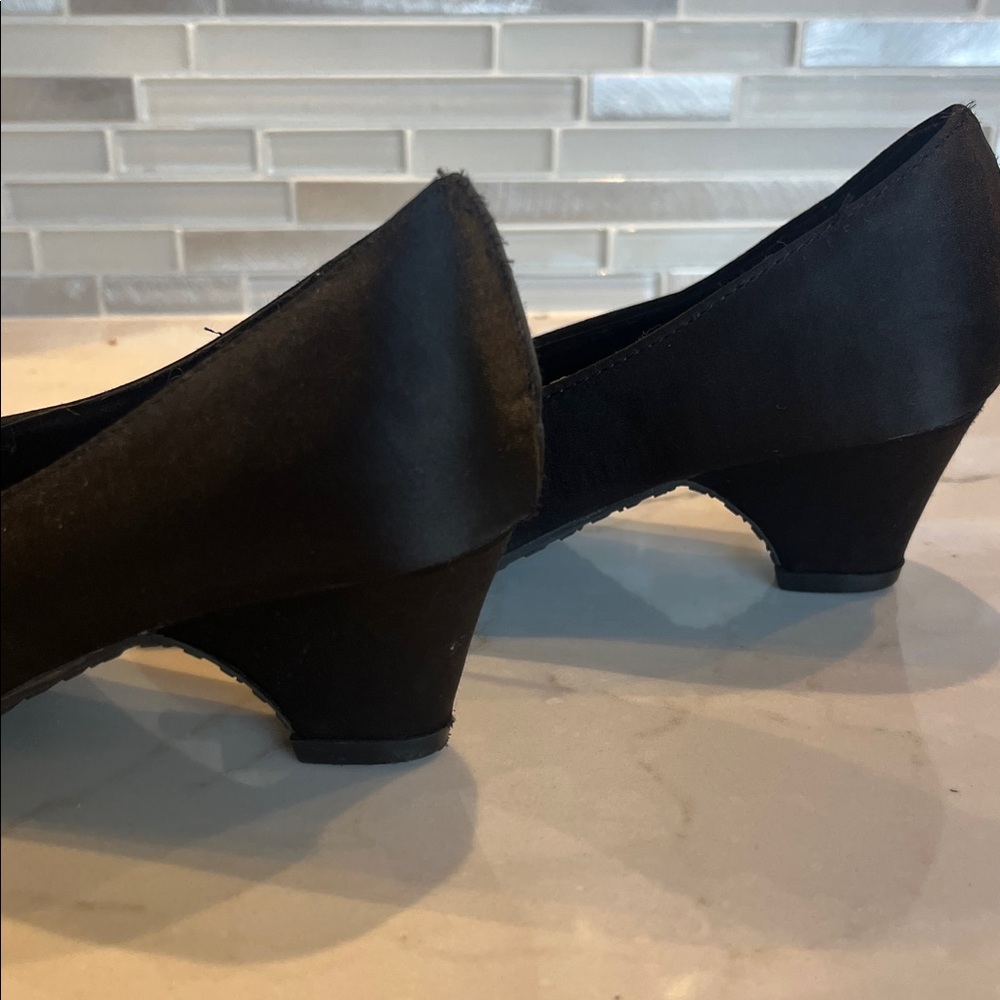 Kenneth Cole Reaction Black Heels with Rhinestone Bow 12c - Picture 3 of 7